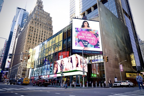 Valla en Times Square de la campaña "Tocarte las mamas es vida”, protagonizada por Carlos Ponce, Dra. Tania Medina, Karina Banda, Ingrid Macher y Dr. Pablo García. Crédito: Bridger Communications.